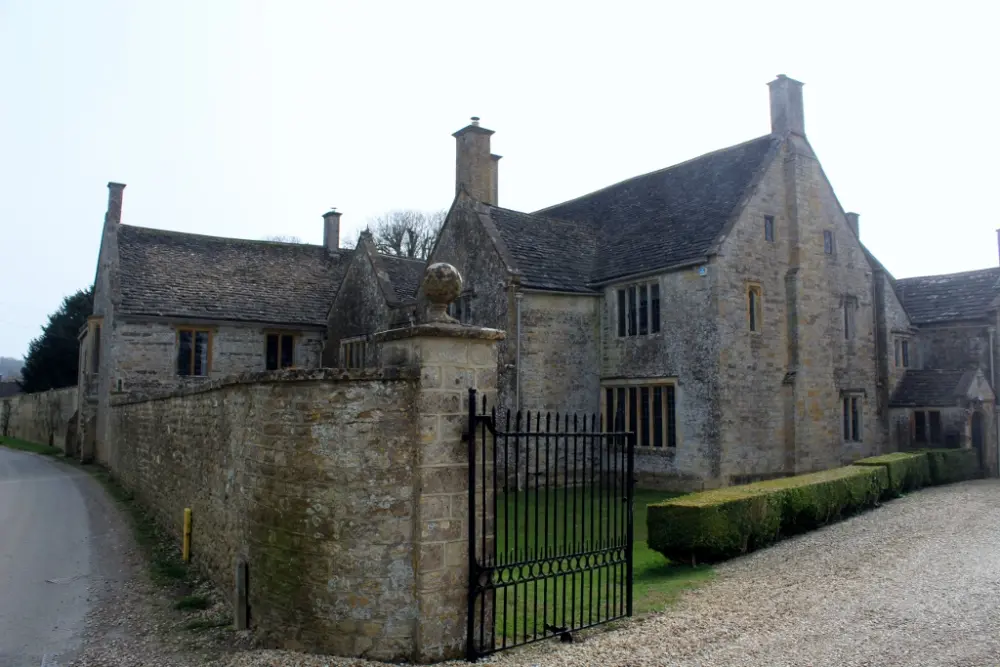 Photo de Le manoir et les murs attachés au nord et au sud - Historic England