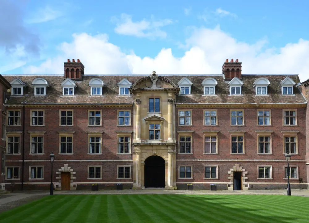 Photo de Les bâtiments entourant le tribunal principal, St Catharine's College - Historic England