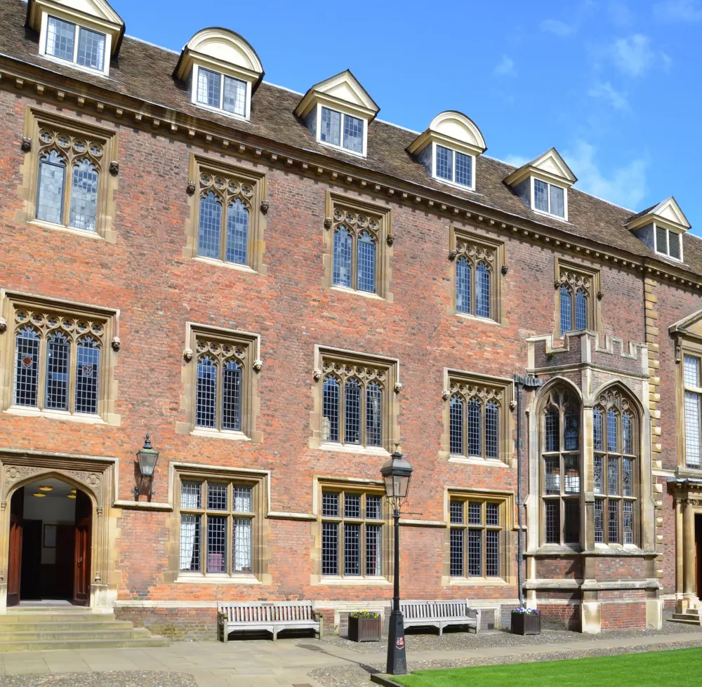 Photo de Les bâtiments entourant le tribunal principal, St Catharine's College - Historic England