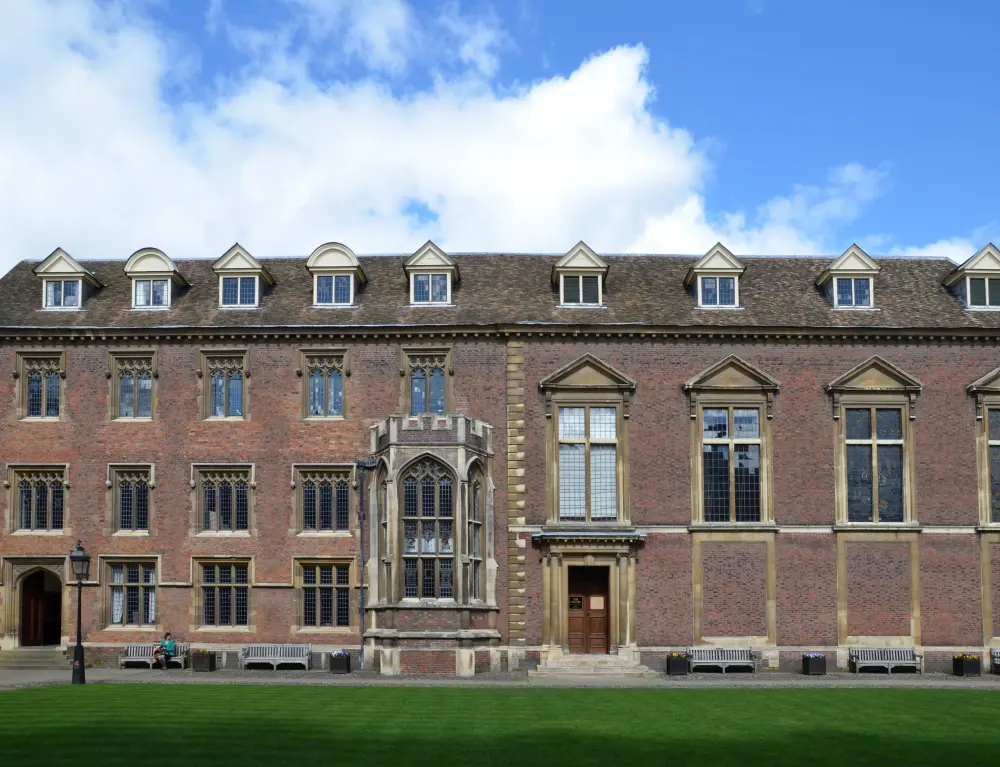 Photo de Les bâtiments entourant le tribunal principal, St Catharine's College - Historic England