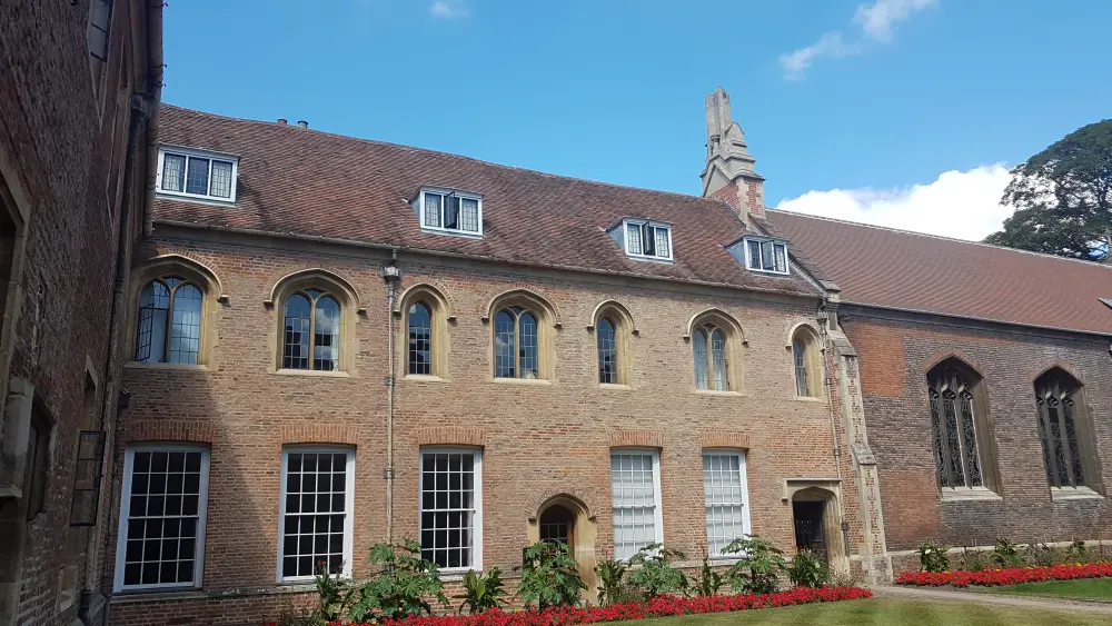 Photo de Magdalene College, les bâtiments entourant la première cour - Historic England