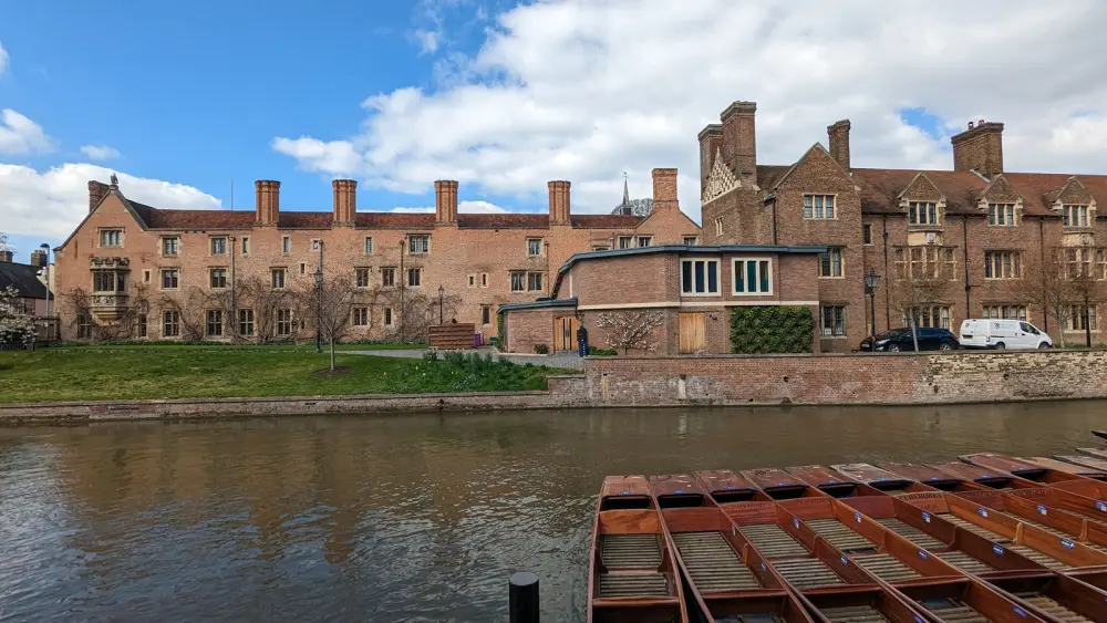 Photo de Magdalene College, les bâtiments entourant la première cour - Historic England