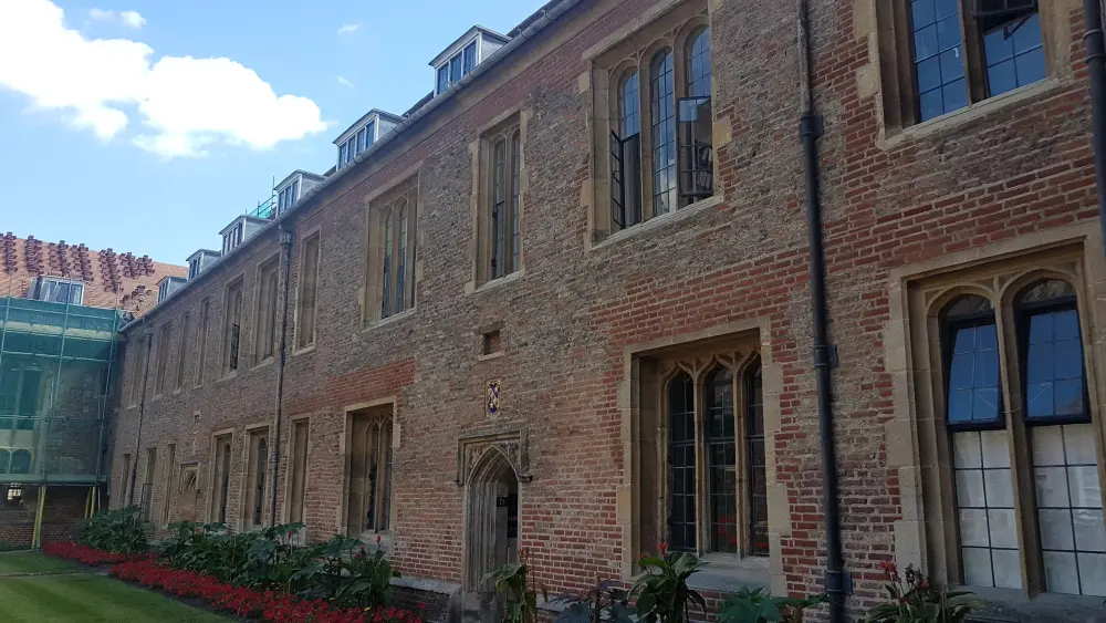 Photo de Magdalene College, les bâtiments entourant la première cour - Historic England