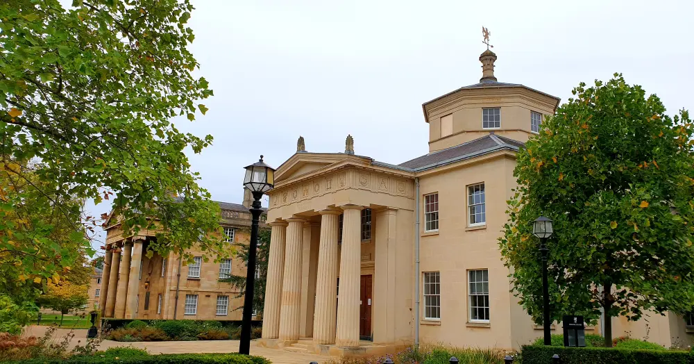 Photo de Downing College, The East and West Ranges, notamment le Hall, le Master's Lodge et les Lodges Est et Ouest - Historic England