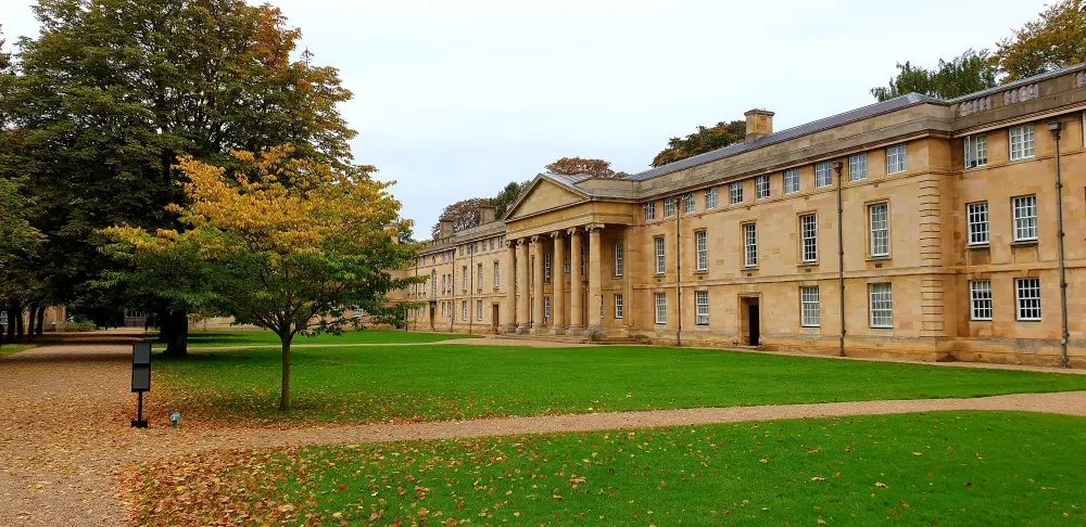 Photo de Downing College, The East and West Ranges, notamment le Hall, le Master's Lodge et les Lodges Est et Ouest - Historic England