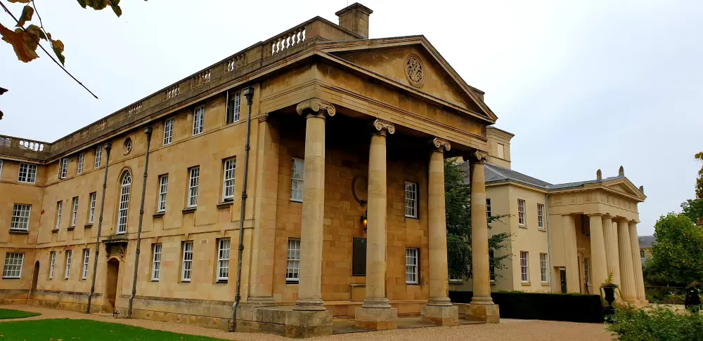 Photo de Downing College, The East and West Ranges, notamment le Hall, le Master's Lodge et les Lodges Est et Ouest - Historic England