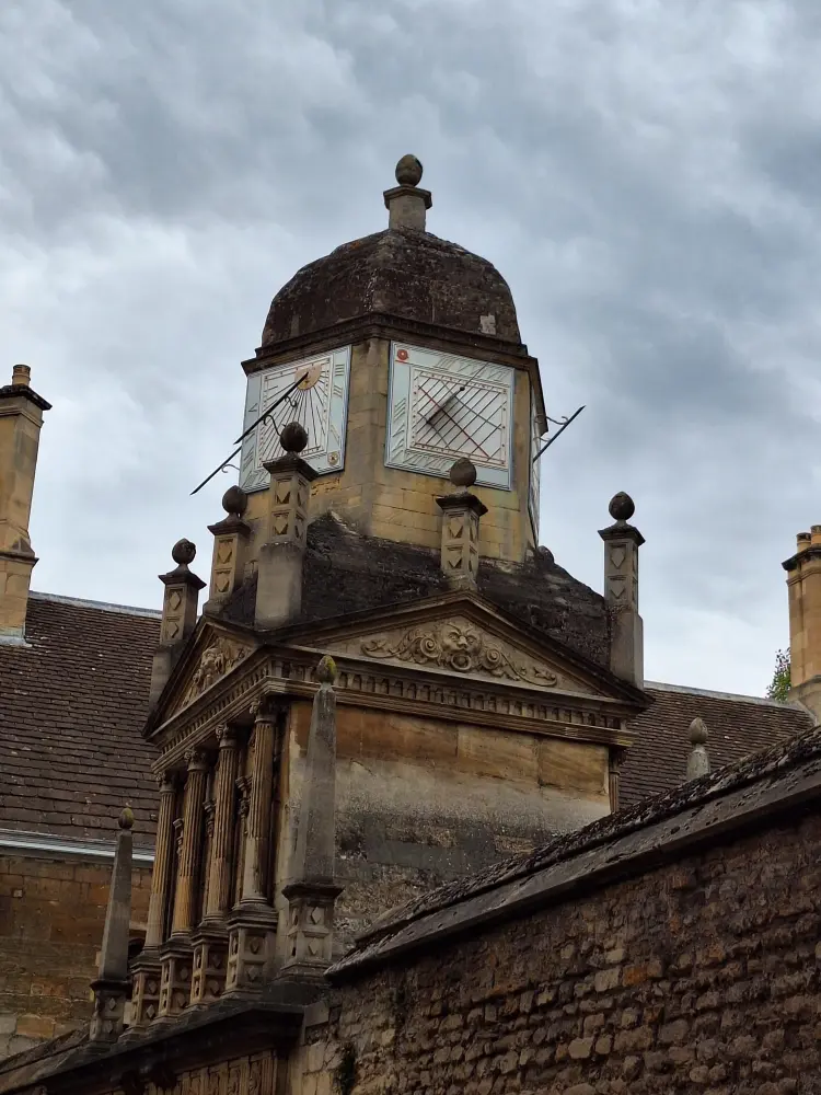 Foto de Gonville y Caius College, la puerta de honor y paredes flanqueantes - Historic England
