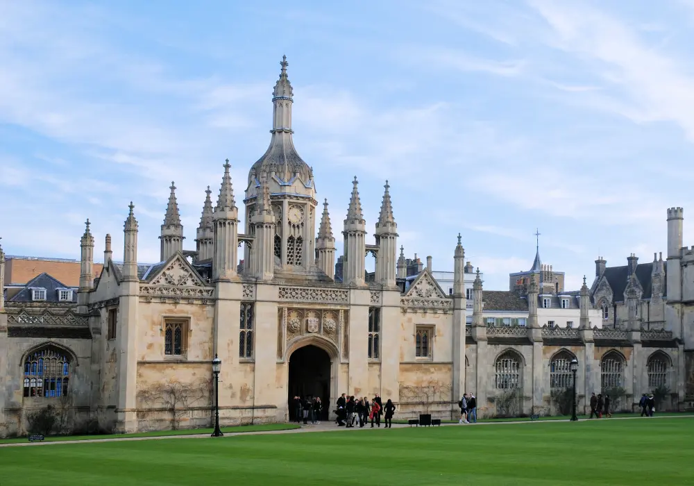 Foto de King's College, pantallas y entrada de entrada en King's Parade - Historic England