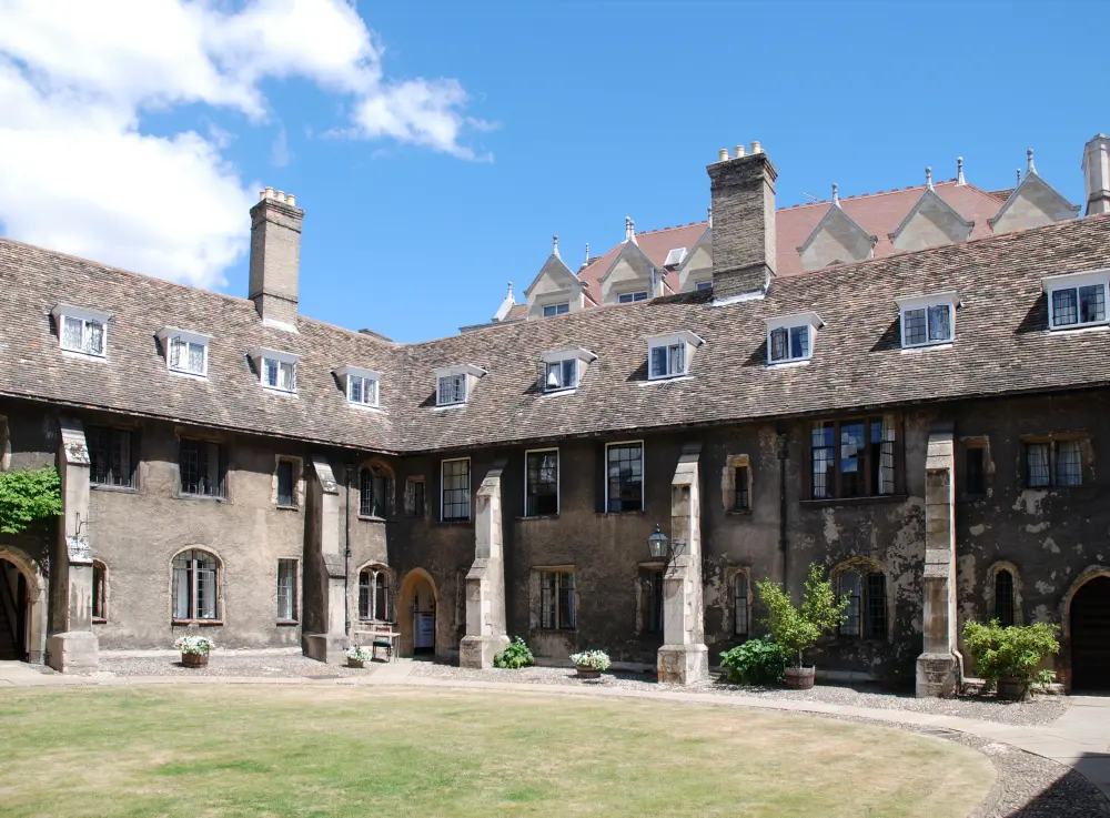 Foto de Corpus Christi College, los edificios que rodean los tribunales antiguos y nuevos, incluido el Master's Lodge - Historic England