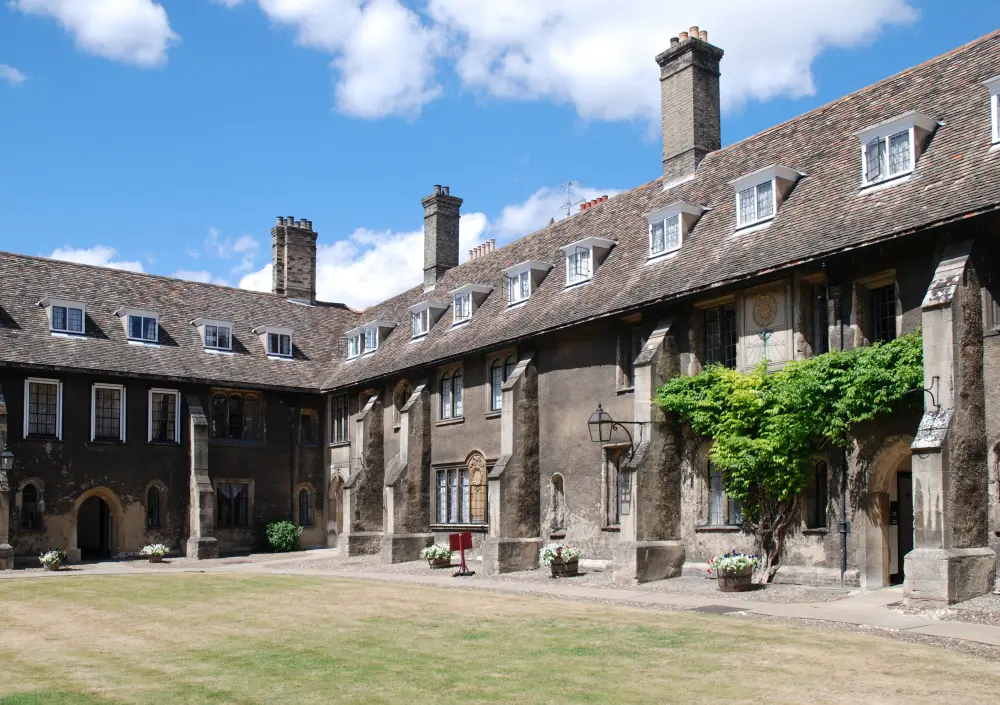 Foto de Corpus Christi College, los edificios que rodean los tribunales antiguos y nuevos, incluido el Master's Lodge - Historic England