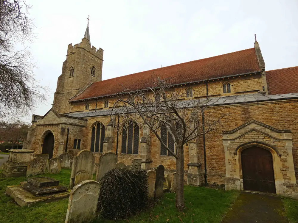 Foto de Iglesia de San Pedro y San Pablo - Historic England
