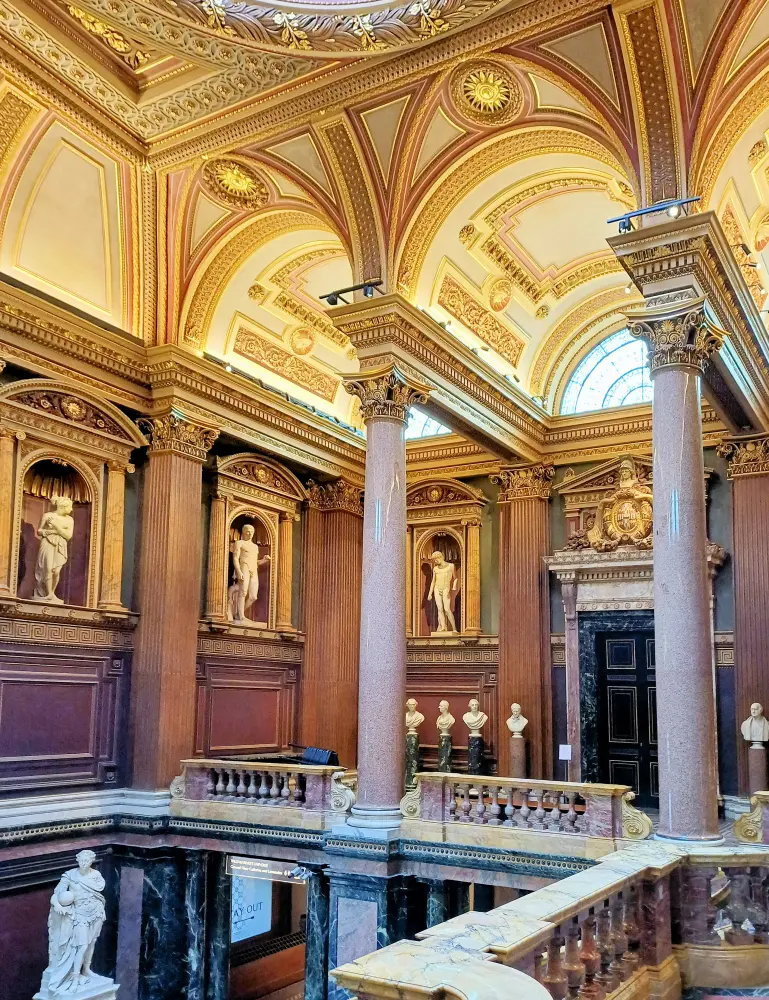 Photo de Musée et mur limite de Fitzwilliam, socles et portes au nord-est - Historic England
