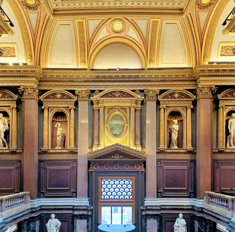 Photo de Musée et mur limite de Fitzwilliam, socles et portes au nord-est - Historic England