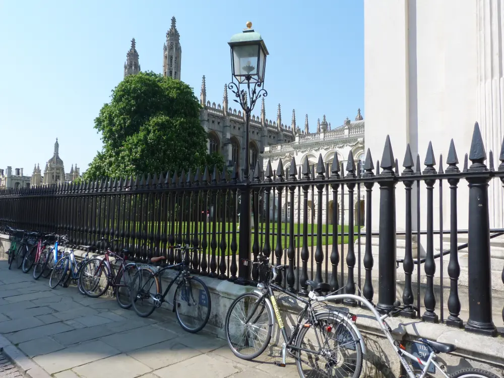 Photo de Rails et portes autour de la maison du Sénat - Historic England