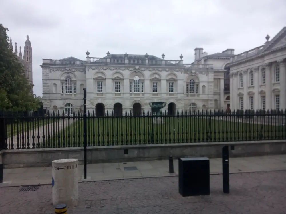 Photo de Rails et portes autour de la maison du Sénat - Historic England