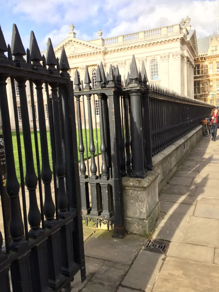 Foto de Barandas y puertas alrededor de la Cámara del Senado - Historic England