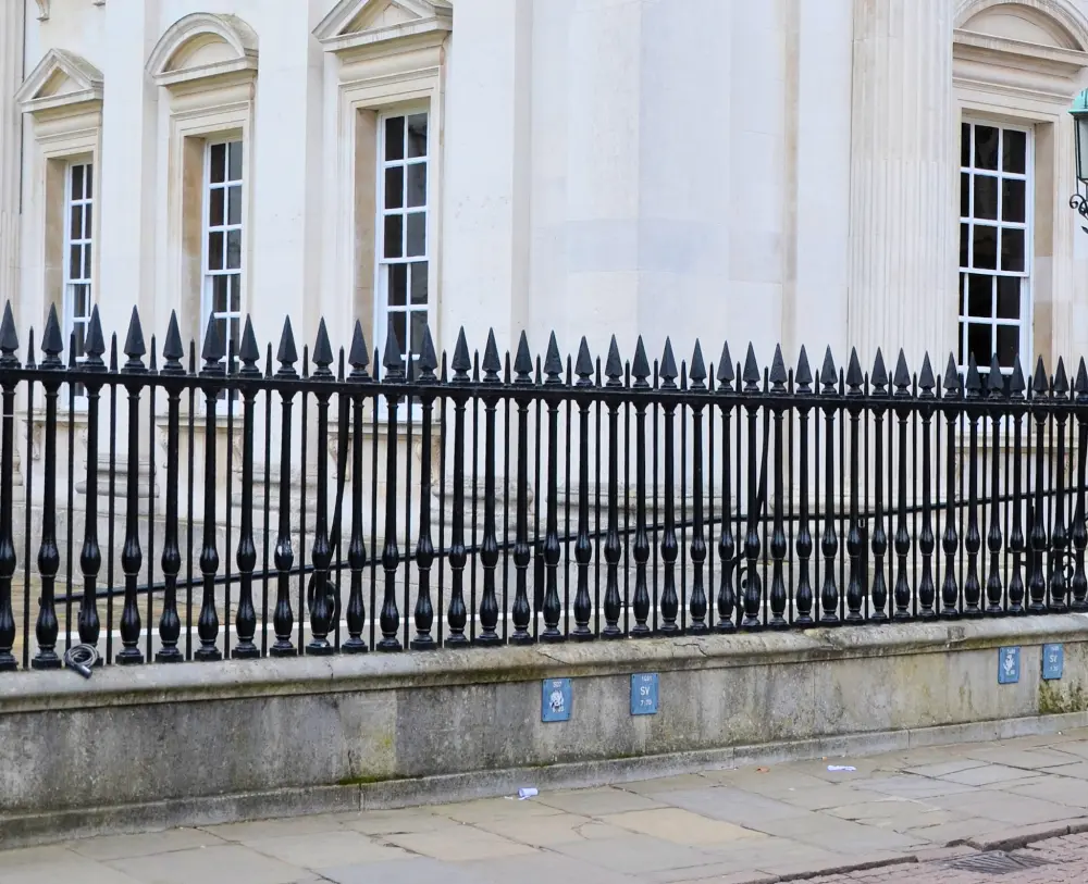 Photo de Rails et portes autour de la maison du Sénat - Historic England