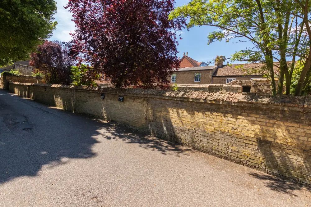 Foto de Muros a los cuartos de invitados del monasterio y Ely Porta - Historic England