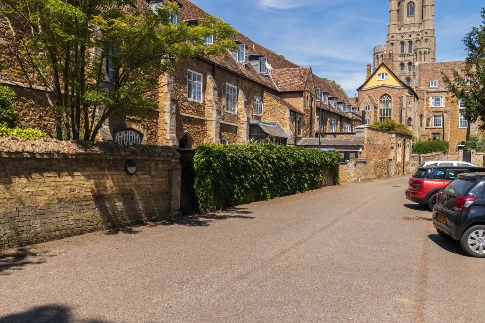 Foto de Muros a los cuartos de invitados del monasterio y Ely Porta - Historic England
