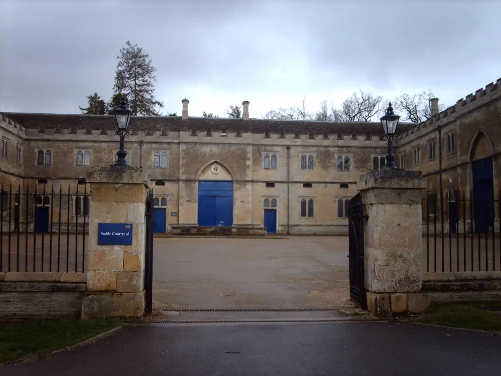 Photo de Écuries avec garde-corps et ailes de service et domestiques, brasserie et porteurs de porteurs - Historic England
