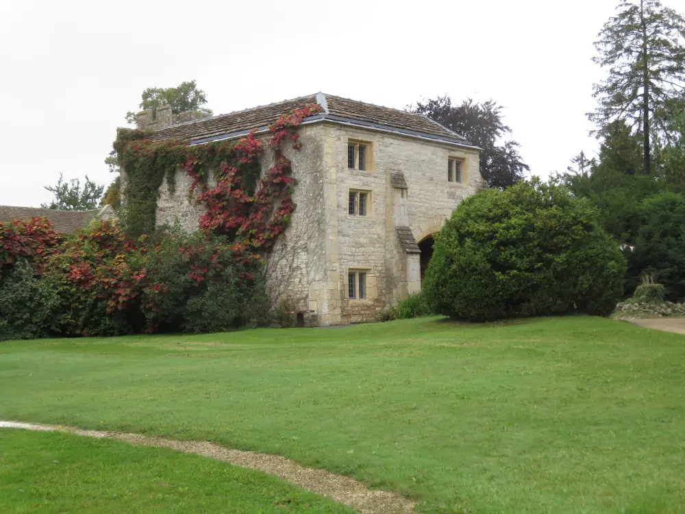 Photo de Castle Keep dans le parc de Newton Park - Historic England