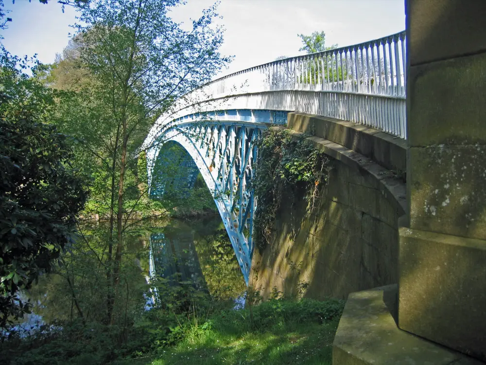 Photo de Pont de fer sur la rivière Dee - Historic England