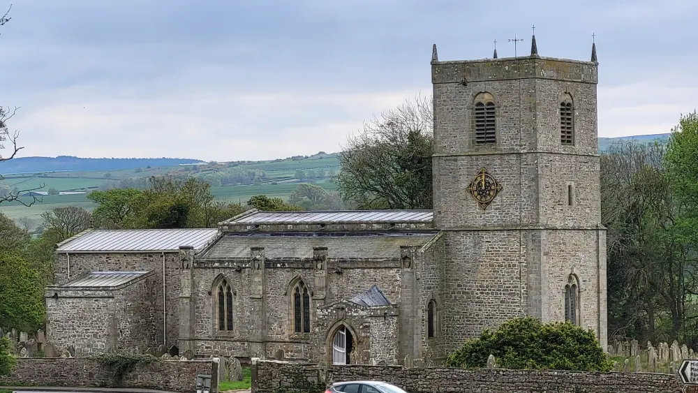 Photo de Église de la Sainte Trinité - Historic England