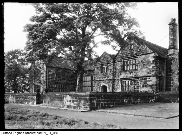 Photo de Oakwell Hall y compris le mur limite - Historic England / Historic England Archive