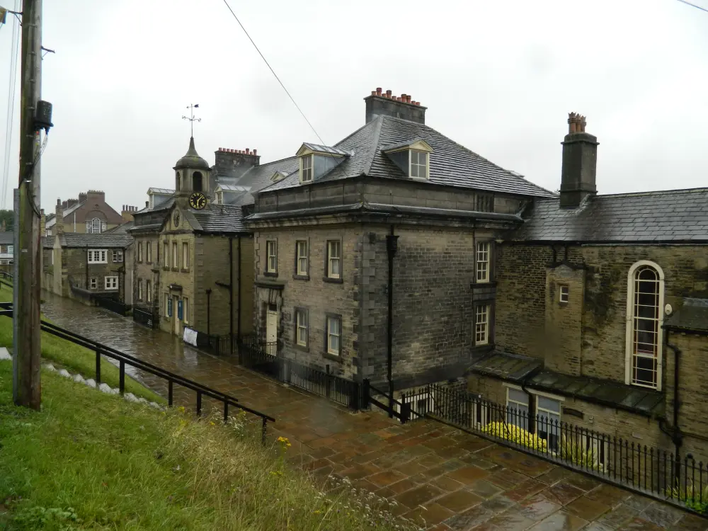 Photo de Fulneck Moravian Chapel et gammes attachées de chaque côté, y compris l'école des garçons et les filles - Historic England / Ashley Preston