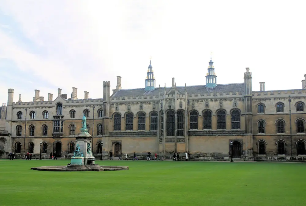 Foto de King's College, South Range of First Court, incluida la biblioteca y el antiguo Rodge's Lodge - Historic England
