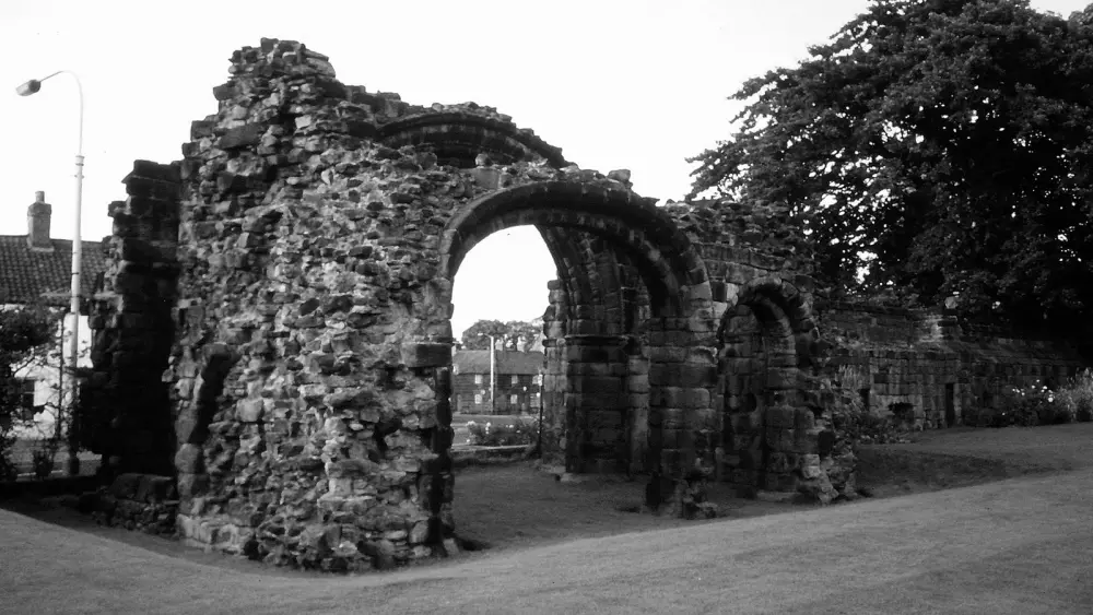 Photo de Stary's Priory Gatehouse (ruines) - Historic England