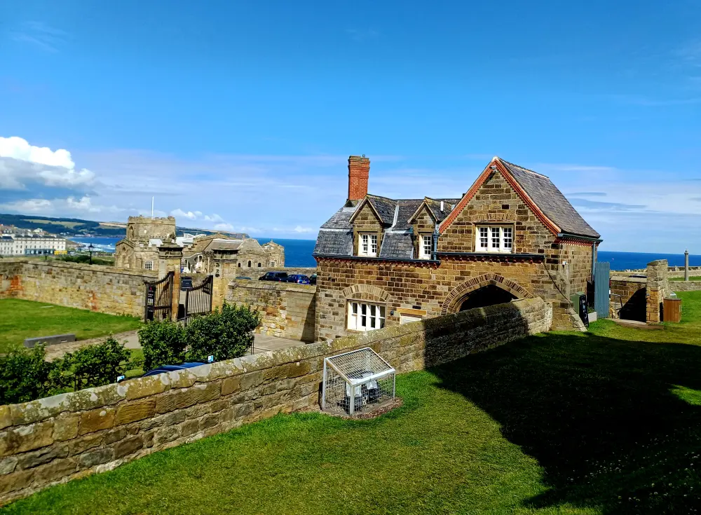 Photo de Murs de jardin et gourdeurs de la maison de l'abbaye - Historic England