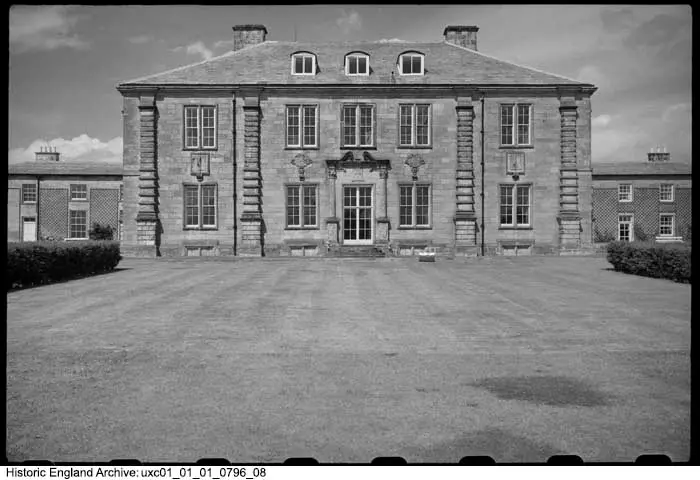 Photo de CAPHEATON Hall et murs attachés - Historic England