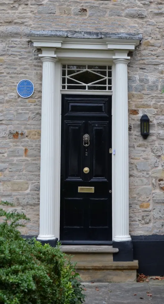 Photo de 53 et 54 incorporant des restes d'Abbey Gate (Abbey Gate House) - Historic England