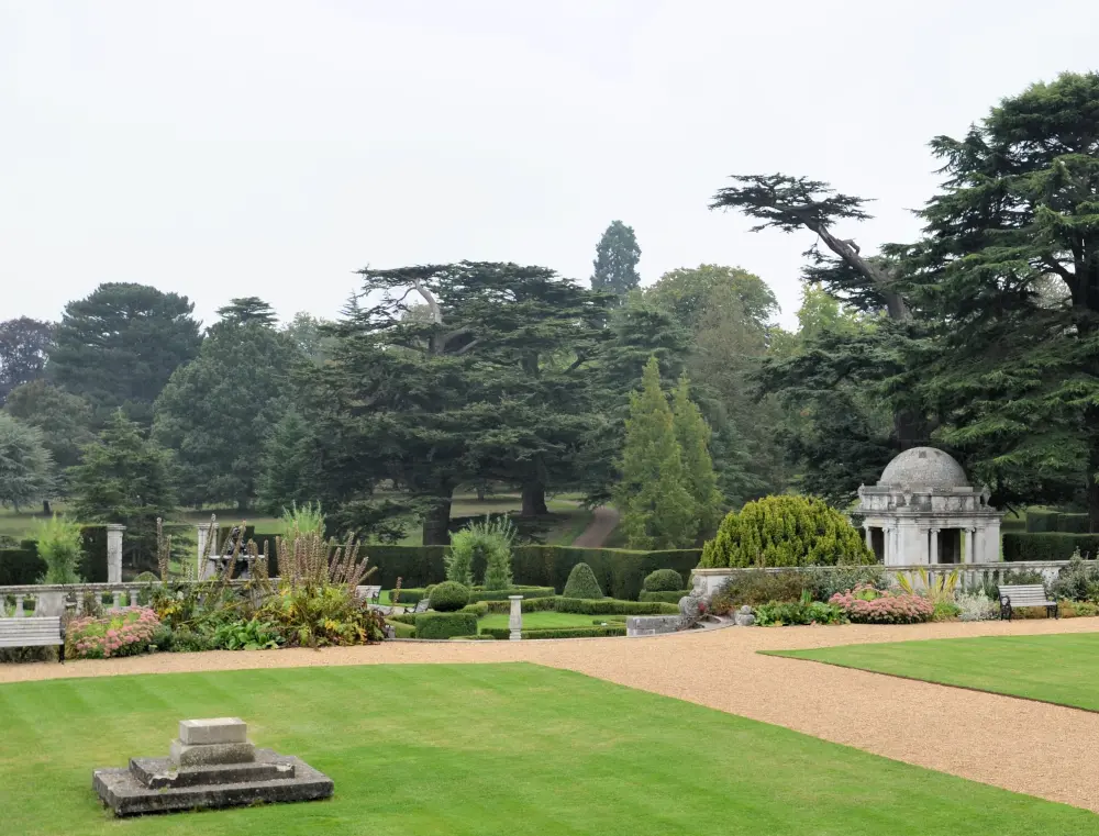 Photo de Maisons de jardin et murs de soutènement aux jardins en terrasses à Luton Hoo - Historic England / Brian Mawdsley