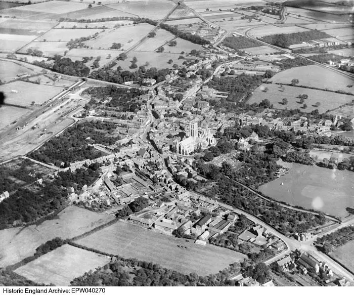 Photo de Église Minster de St Peter et St Paul et Chapter House - Historic England / Historic England Archive