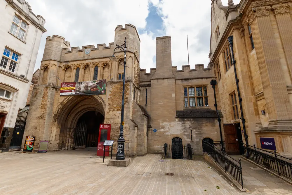 Photo de Le logement de King (y compris la prison d'Abbot) - Historic England