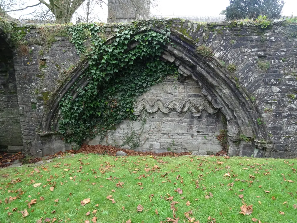 Photo de Restes du coin nord-ouest du cloître de l'abbaye et du mur de l'église dans le cimetière de St Eustachius - Historic England
