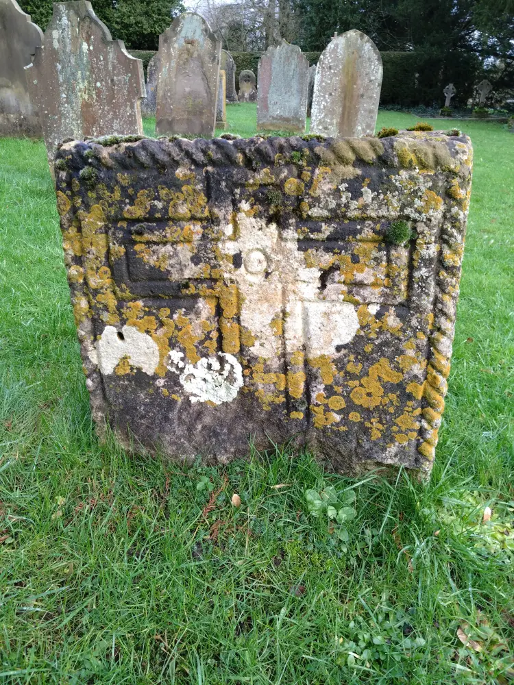 Photo de Marqueur de tombe à l'église de St Michael 14 pas de l'angle du sud-est de la nef - Historic England
