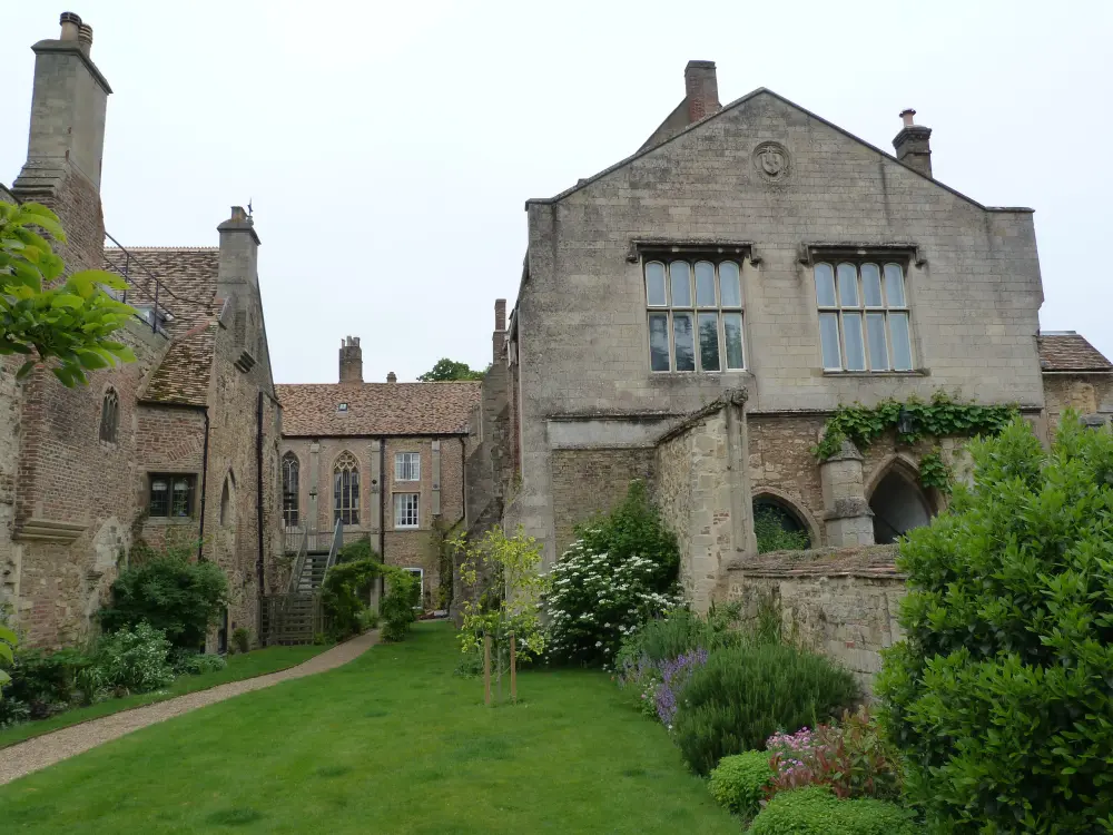 Foto di The Great Hall (Bishop's Residence) - Historic England