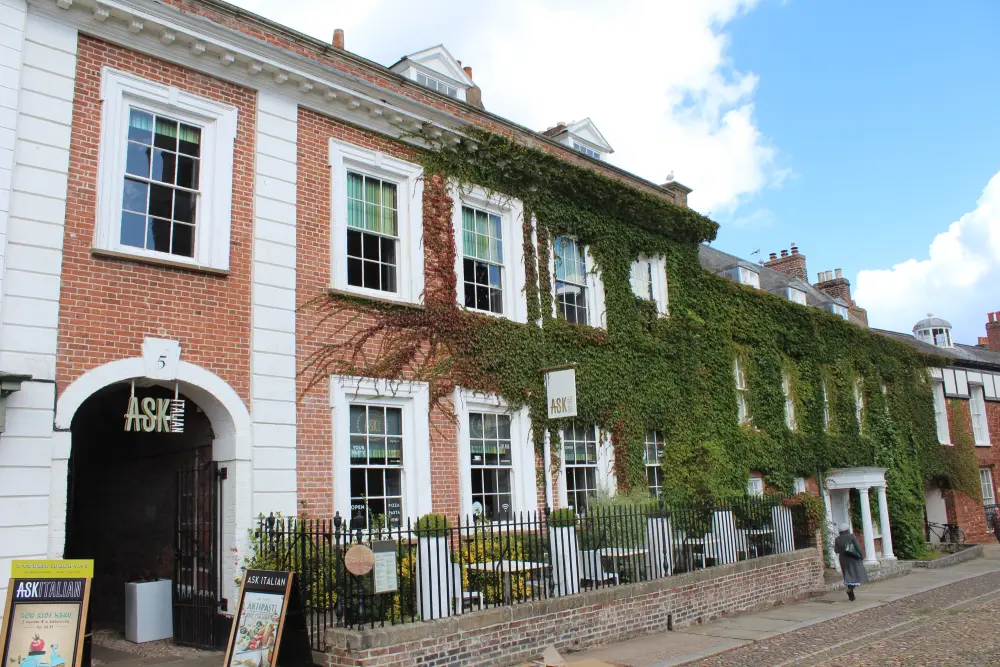 Foto de 5, Catedral Close - Historic England