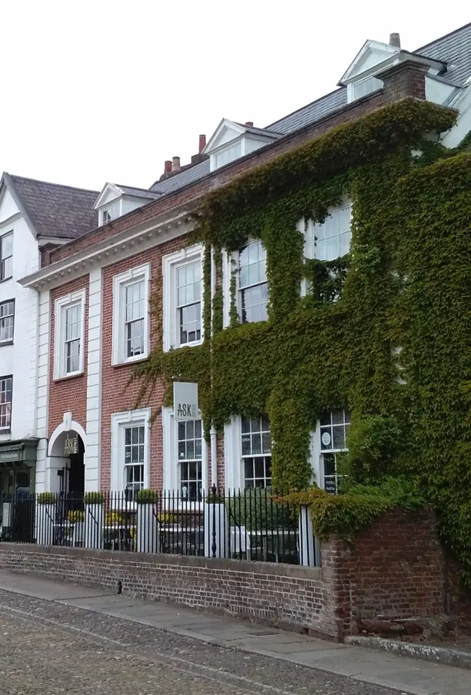Foto de 5, Catedral Close - Historic England