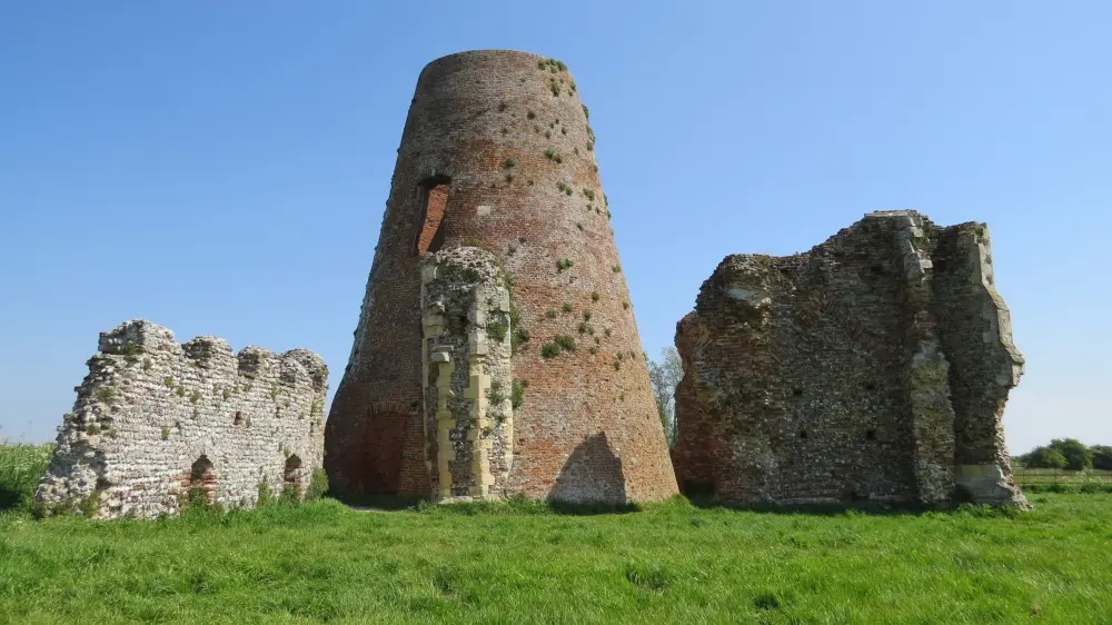 Photo de Gatehouse de l'abbaye de St Benet et section adjacente du mur de la circonscription - Historic England