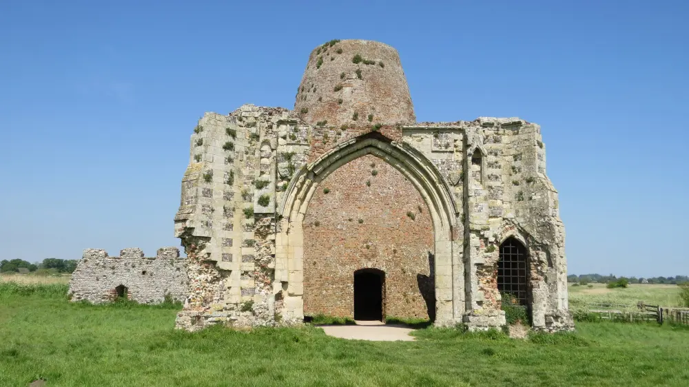 Photo de Gatehouse de l'abbaye de St Benet et section adjacente du mur de la circonscription - Historic England