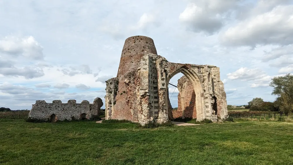 Photo de Gatehouse de l'abbaye de St Benet et section adjacente du mur de la circonscription - Historic England