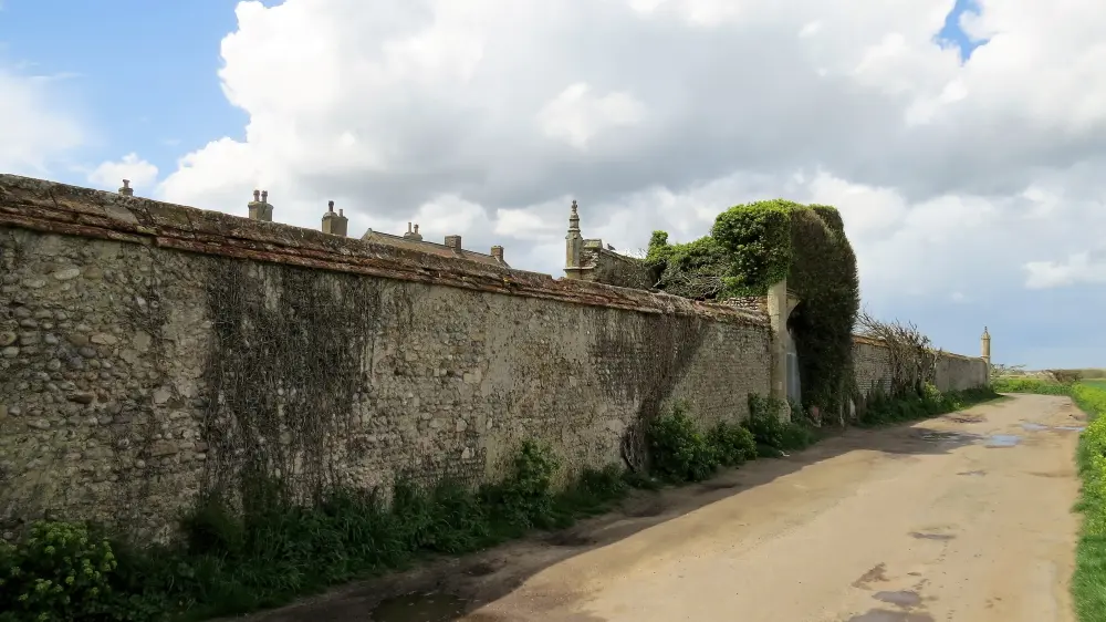 Photo de Encluant le mur et la passerelle à Waxham Hall - Historic England
