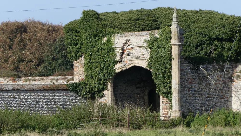 Photo de Encluant le mur et la passerelle à Waxham Hall - Historic England