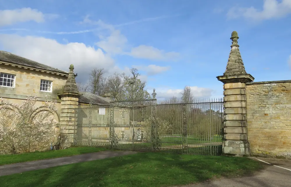 Photo de VICTORIA GATE ET RUMINGS ET PIER À NORD - Historic England