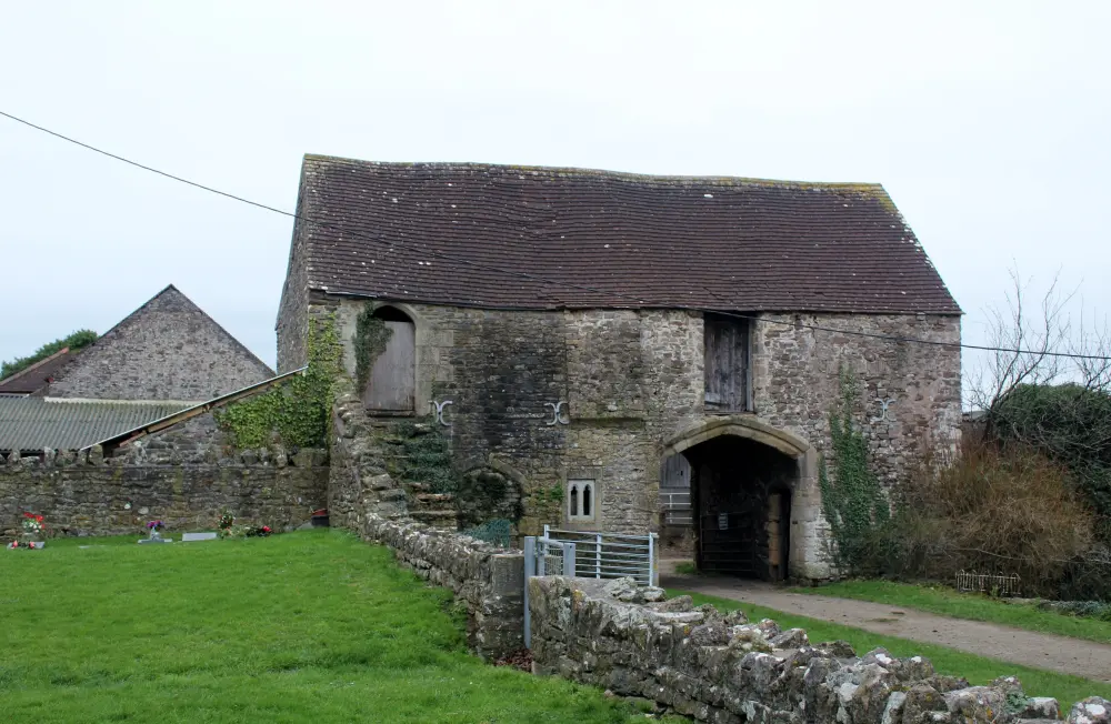 Photo de Gatehouse à l'ouest de Manor Farmhouse - Historic England / David Lovell