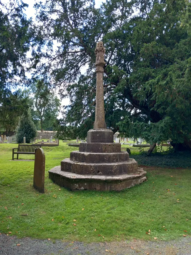 Photo de Croix de l'église dans le cimetière au sud de South Porch Church de St Mary Magdalene - Historic England